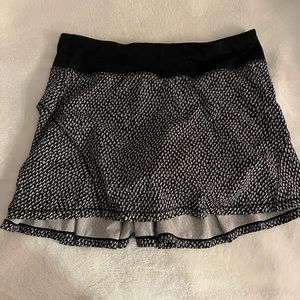 Lululemon black and white skirt size 6